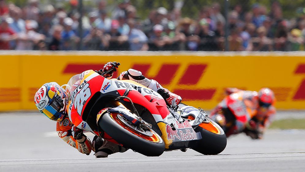 Dani Pedrosa en Le Mans con Marc Márquez de fondo