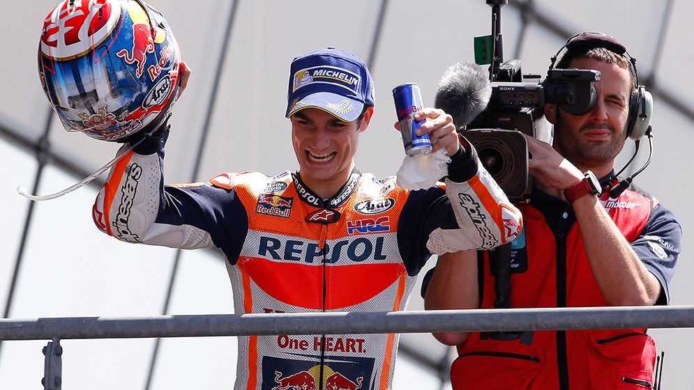 Dani Pedrosa celebrando en el podio con cámara detrás