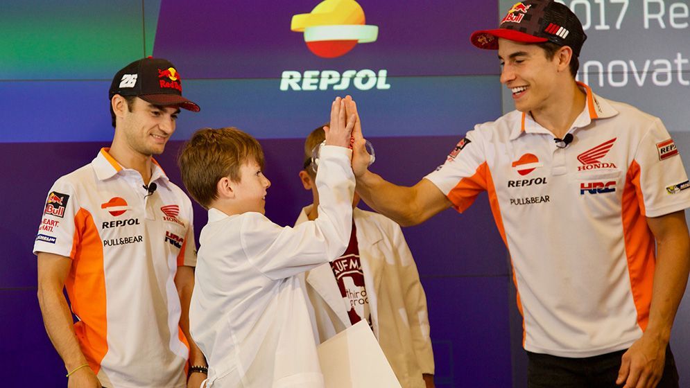 Marc Márquez y Dani Pedrosa chocándola con estudiantes