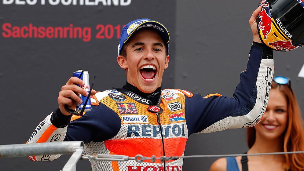 Marc Márquez celebrando en el podio