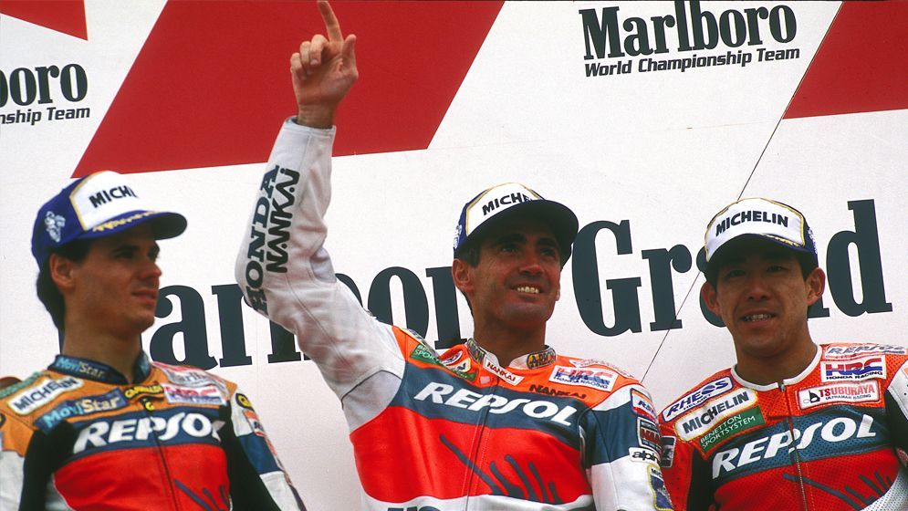 Mick Doohan, Alex Crivillé y Tadayuki Okada en el podio