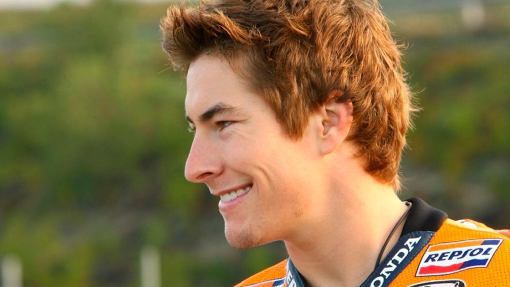 Nicky Hayden de perfil sonriendo