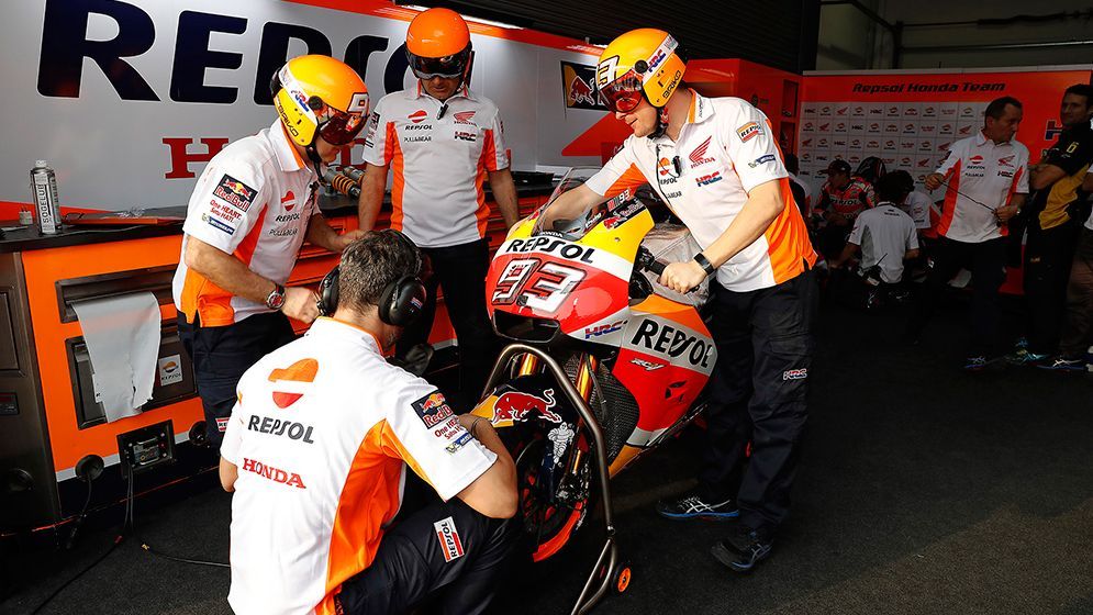 Equipo de Marc Márquez preparando moto en el box