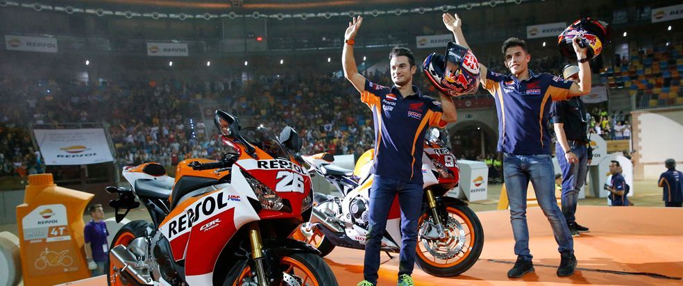 Dani Pedrosa y Marc Márquez saludando