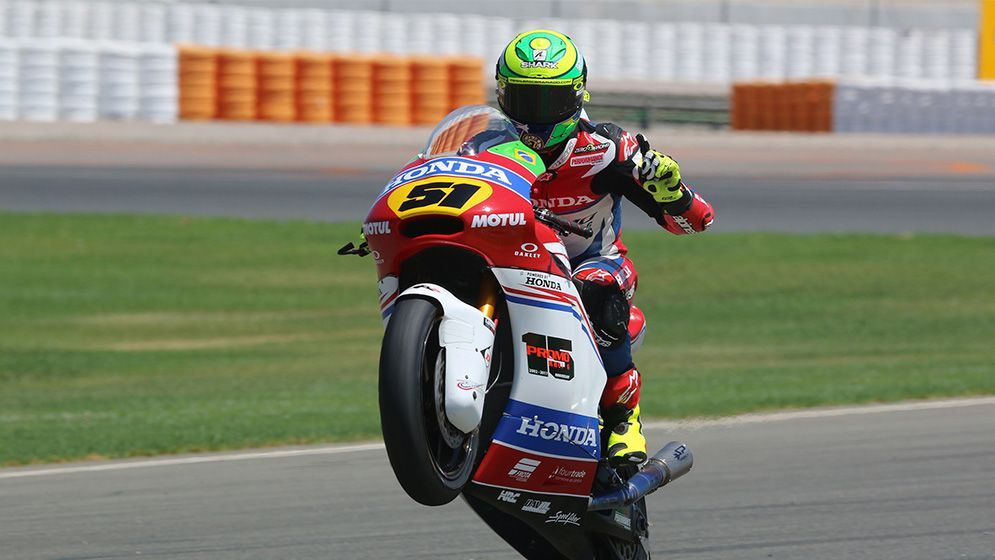 Piloto profesional haciendo caballito en Moto2 Honda