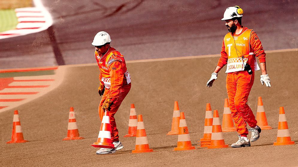 Seguridad en MotoGP: Comisarios en MotoGP, Catalunya colocando conos.