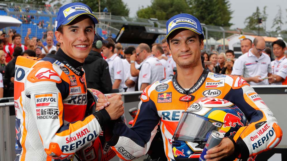 Dani Pedrosa y Marc Márquez dándose la mano en el pit lane