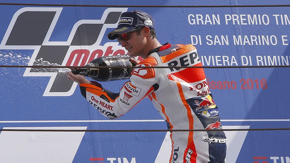 Dani Pedrosa en el podio echando champán en 2016