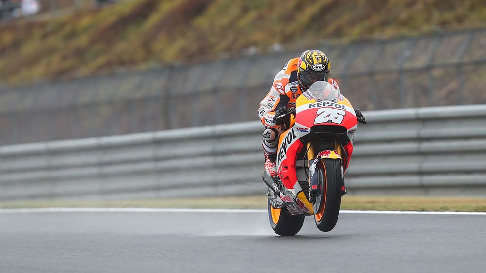 Dani Pedrosa levanta rueda en lluvia