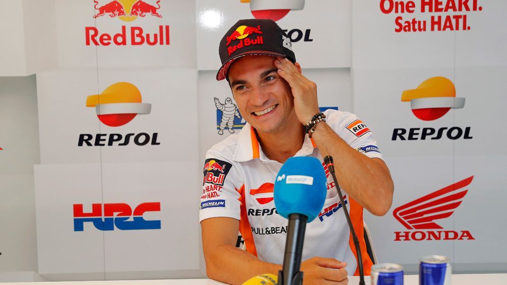 Dani Pedrosa se lleva la mano a la cabeza sonriendo