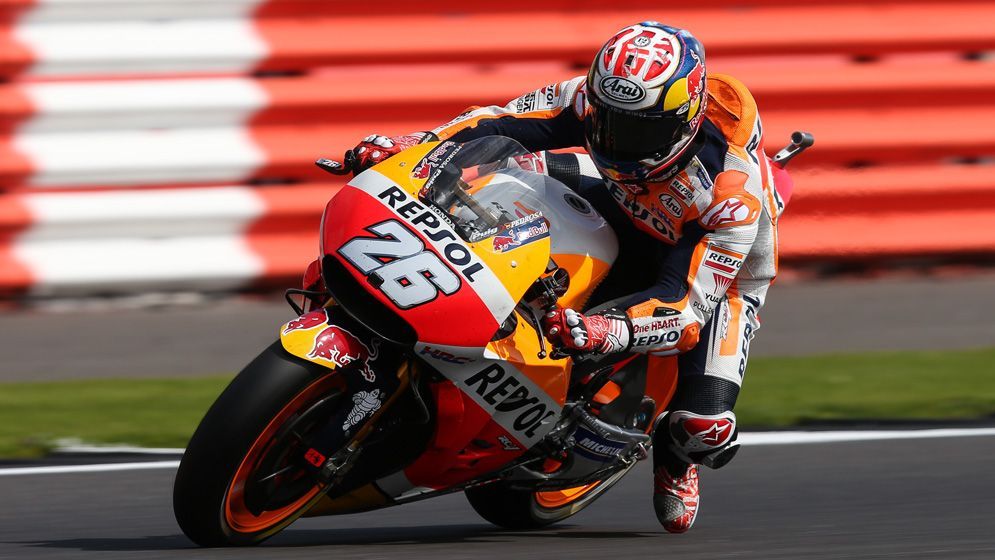 Dani Pedrosa entrando en curva mientras rueda sobre la Honda RC213V