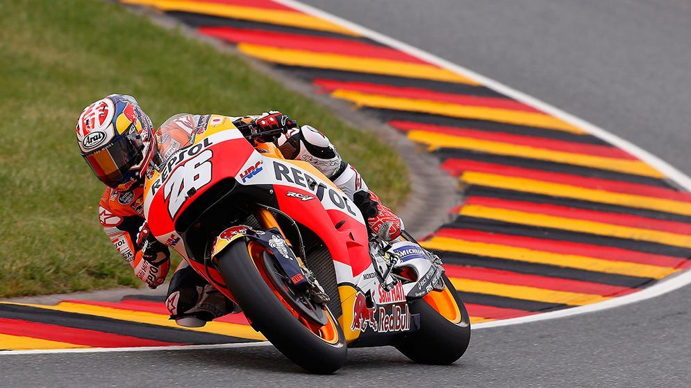 MotoGP Dani Pedrosa toma una curva en Sachsenring