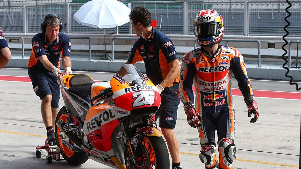 Dani Pedrosa en pit lane junto a RC213V durante los test sepang 2018