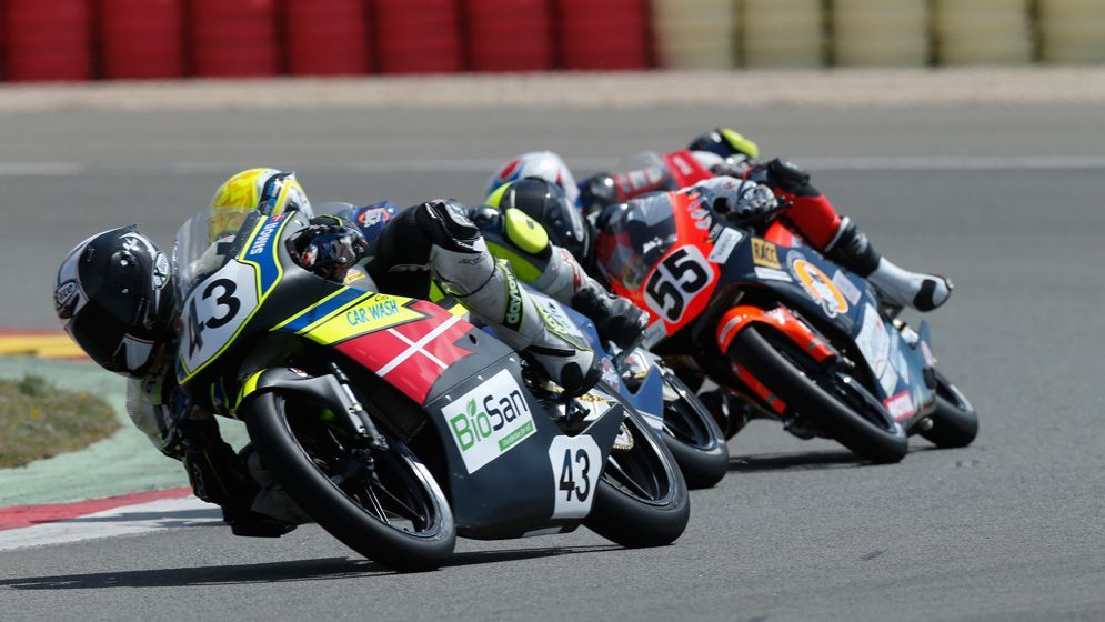 Pilotos rodando en pista en el FIM CEV Repsol