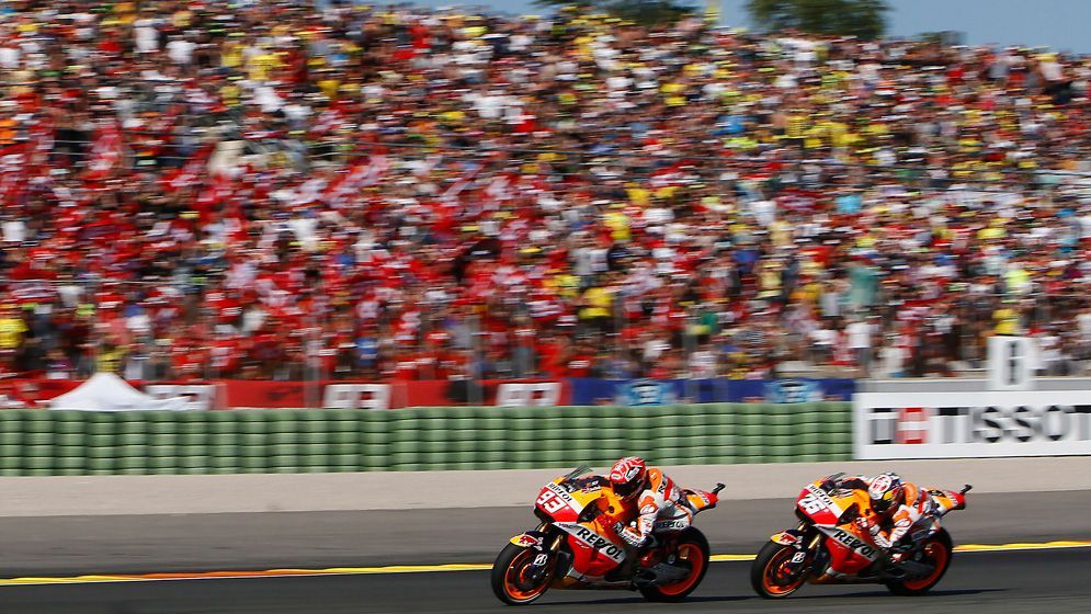 Marc Márquez y Dani Pedrosa rodando frente al graderío