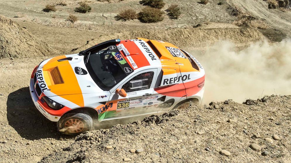 Coche del Repsol Rally Team corriendo en tierra seca