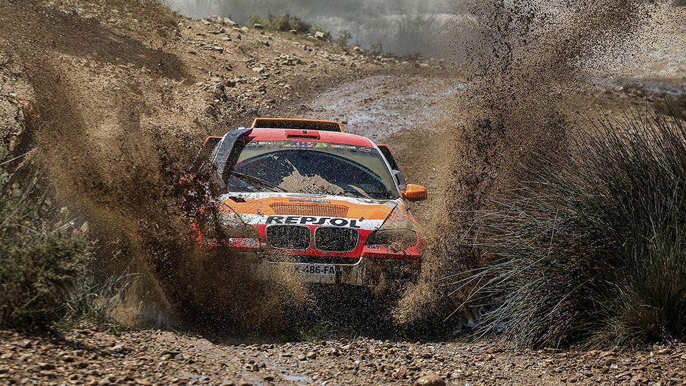 Coche de rally levantando tierra