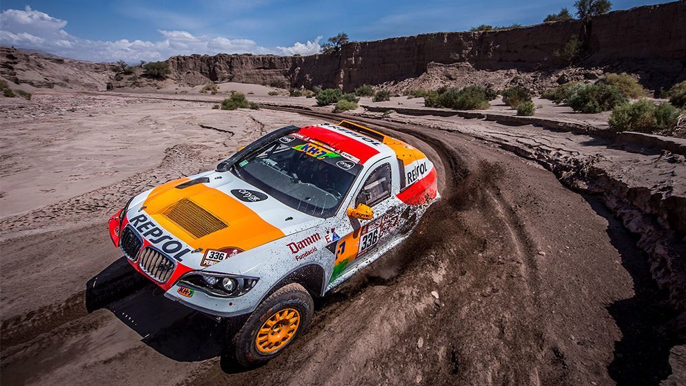 Isidre Esteve tomando curva de arena en el Dakar 2018