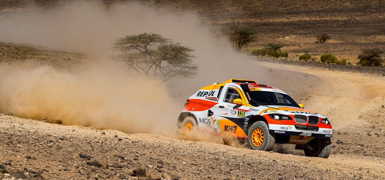 Coche del Repsol Rally Team en secano