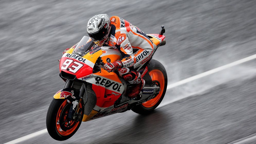 Marc en la lluvia sobre la moto