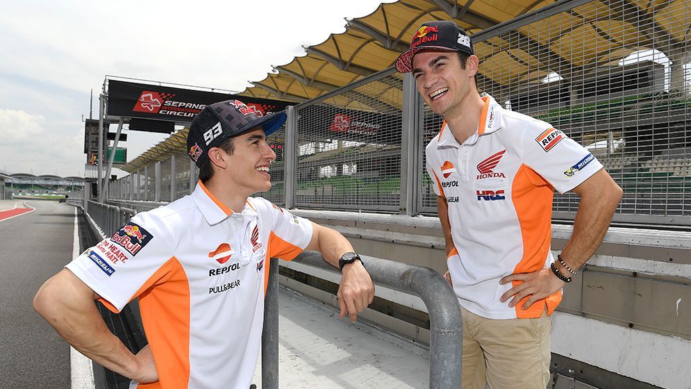 Marc Márquez y Dani Pedrosa en el pit lane en los test de pretemporada 2018