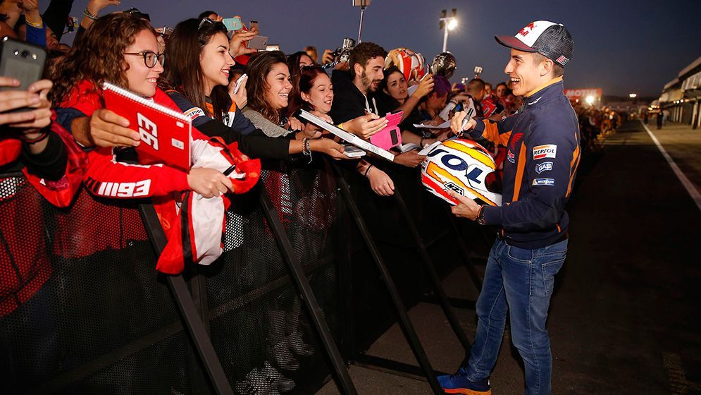 Marc Márquez atiende a los fans