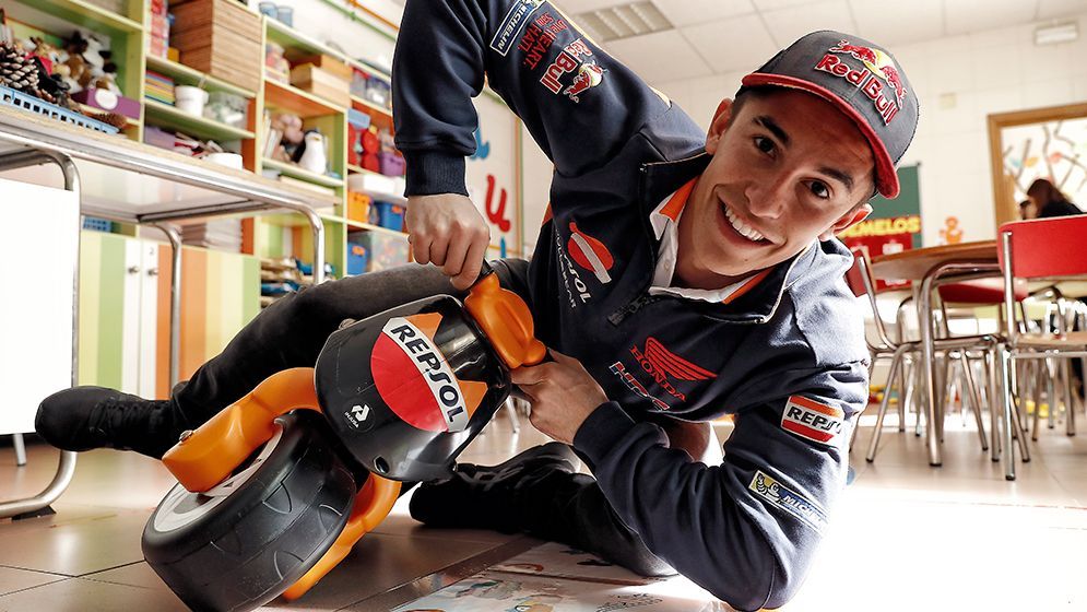 Marc Márquez tumbando en moto de juguete