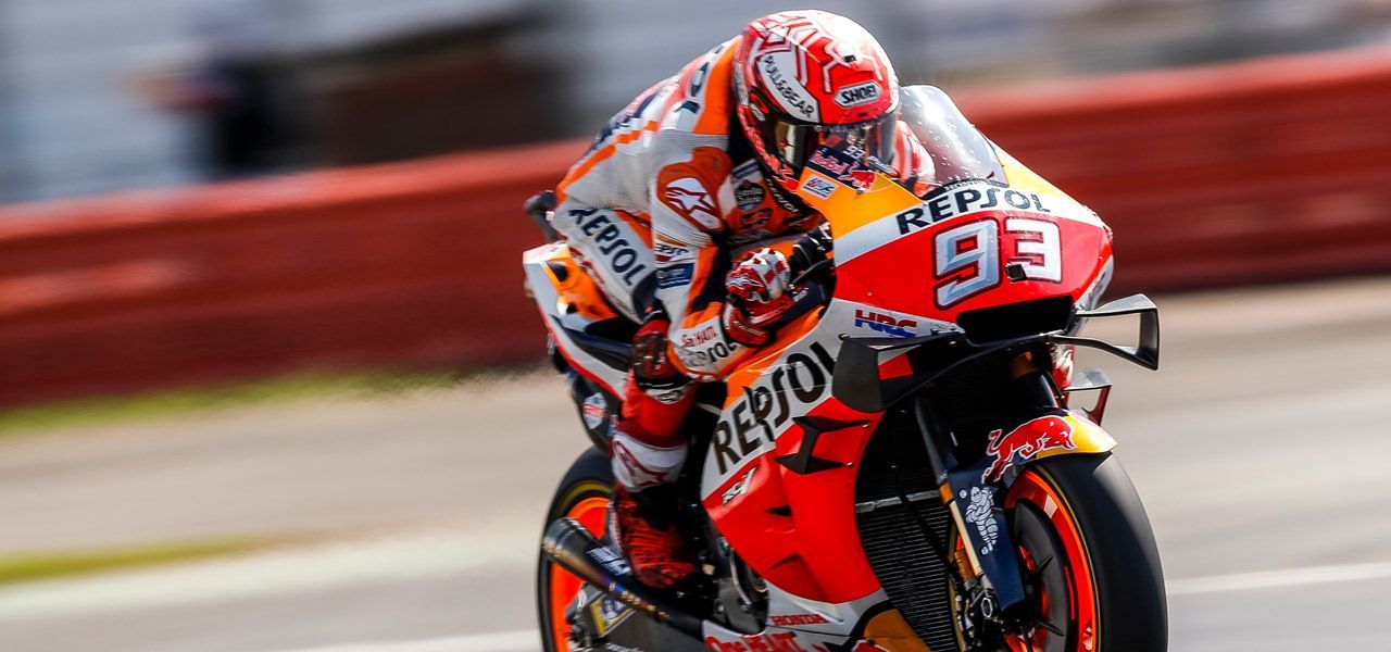 Marc Márquez pilotando muy rápido se acopla a la moto