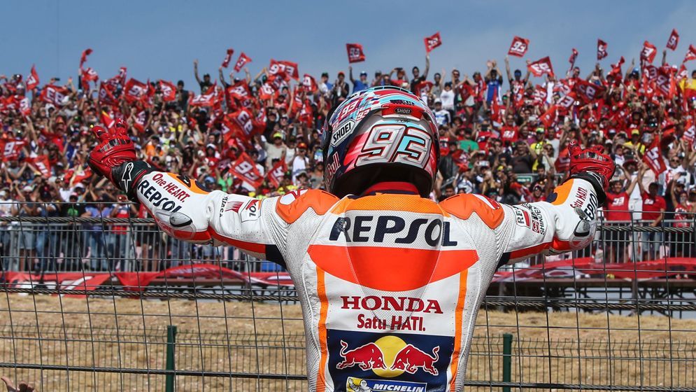 Marc Márquez saluda a sus fans en Aragón junto al vallado