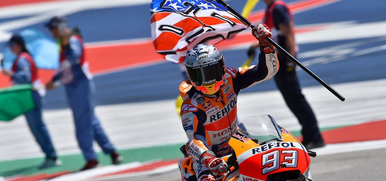 Marc Márquez ondea bandera con 93 y colores de la bandera estadounidense