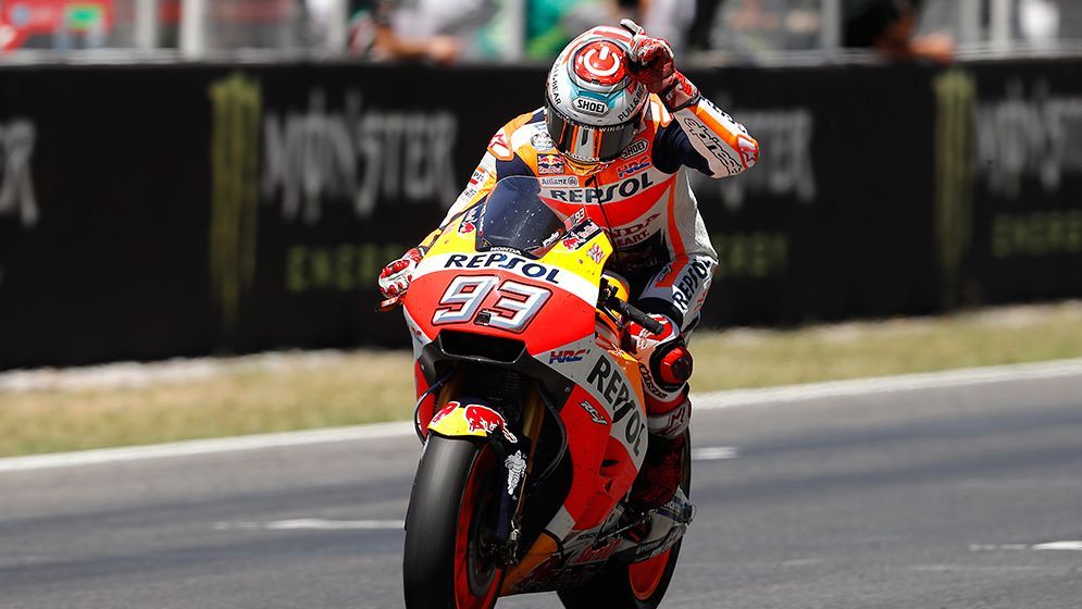 Marc Márquez con casco de botón de encendido