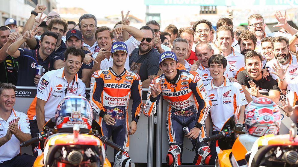 Marc Márquez y Dani Pedrosa celebran junto a sus equipos los resultados de una buena carrera