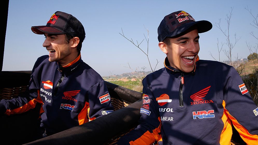 Marc Márquez y Dani Pedrosa riendo en cesta de globo aerostático