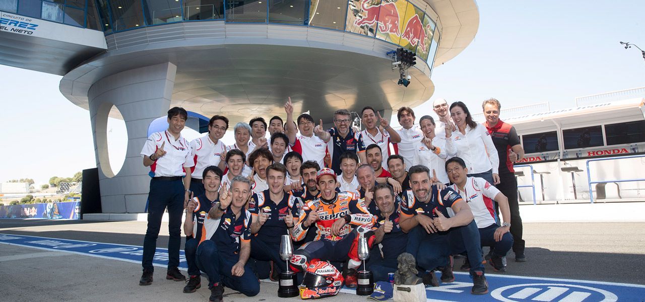 Marc Márquez y su equipo celebrando en Jerez