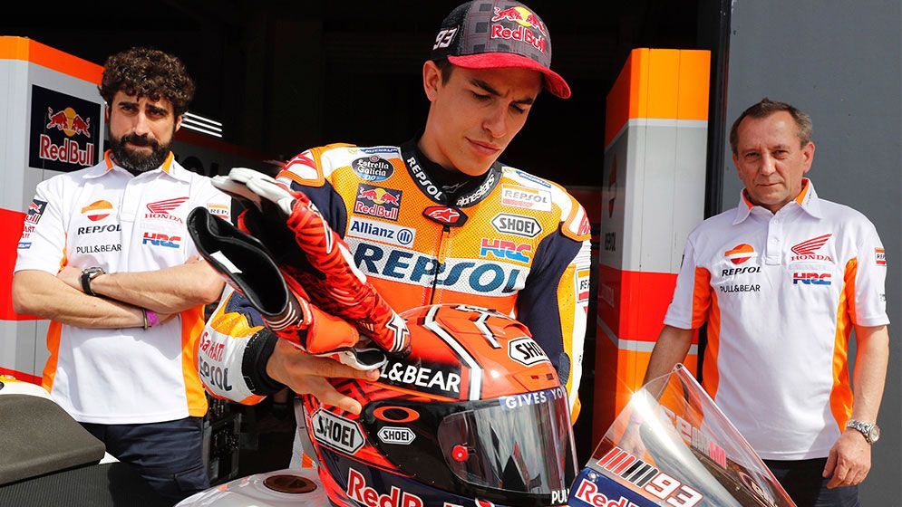 Marc Márquez con los guantes y el casco