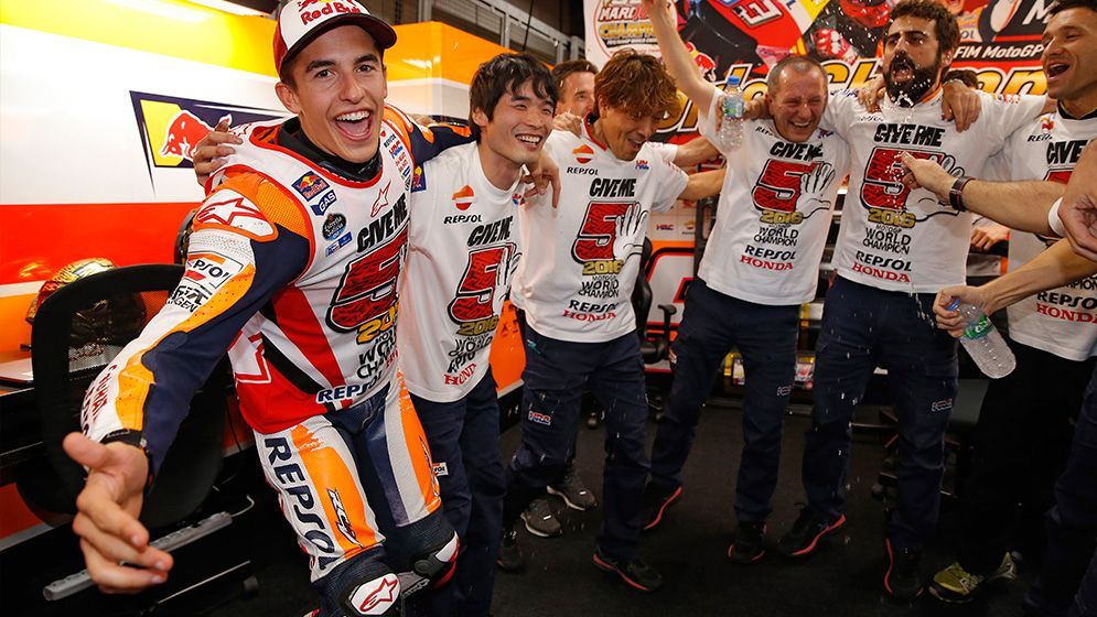 Marc Márquez con su equipo llevando camisetas de Campeón