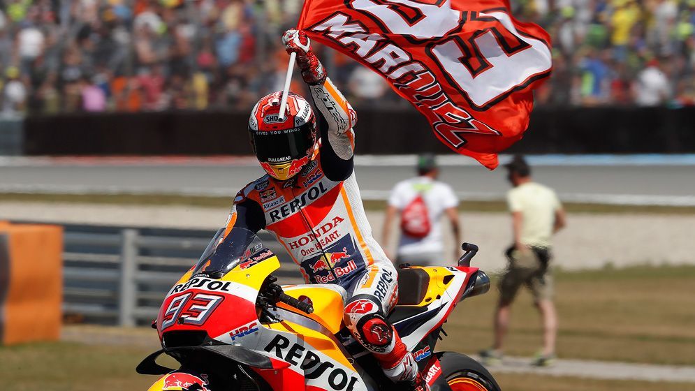 Marc Márquez celebra la victoria con su bandera