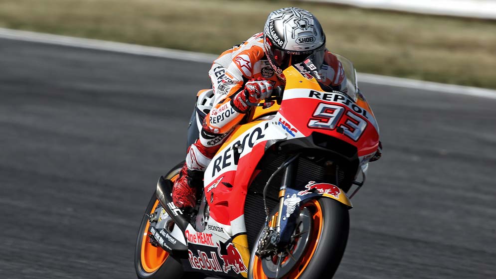 Marc Márquez rodando con casco blanco en entrenamientos