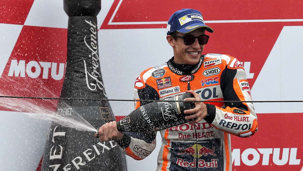 Márquez en podio con cava celebrando