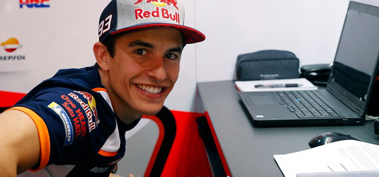 Marc Márquez sentado junto a escritorio con ordenador portatil