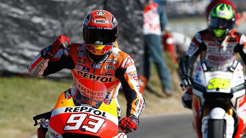 Marc Márquez celebra frente a Cal Crutchlow sobre la moto