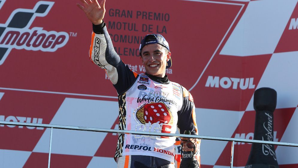 Marc Márquez con la camiseta de Campeón del Mundo