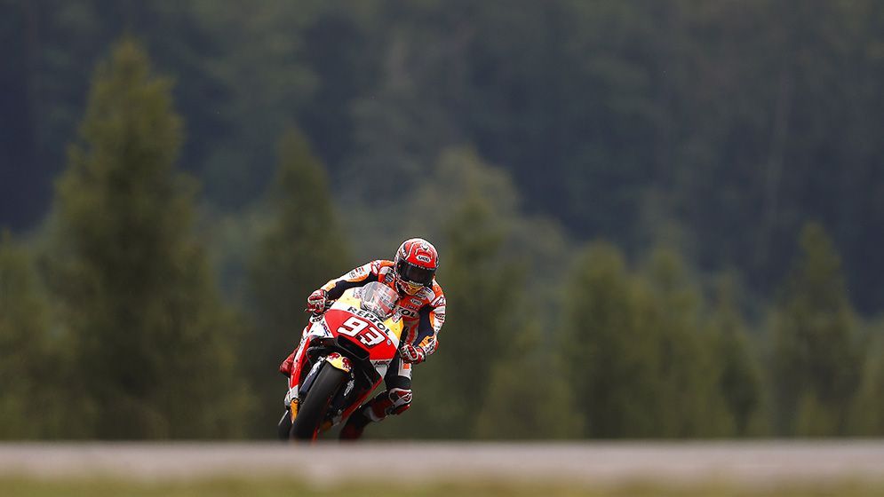 Marc Márquez rodando en pista con árboles de fondo