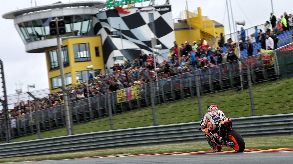 Marc Márquez rodando frente a las gradas