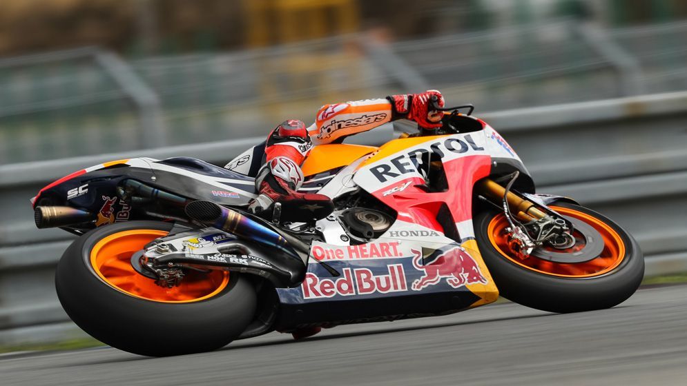 Marc Márquez tumbando sobre la Honda RC213V