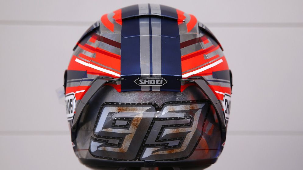 Casco integral con 93 en el dorso