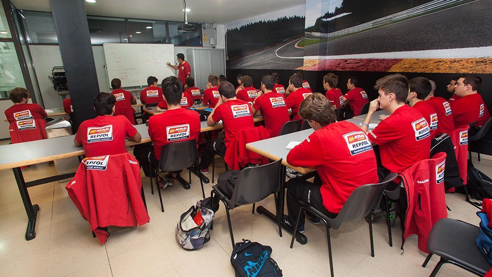 Aula con alumnos con polos rojos