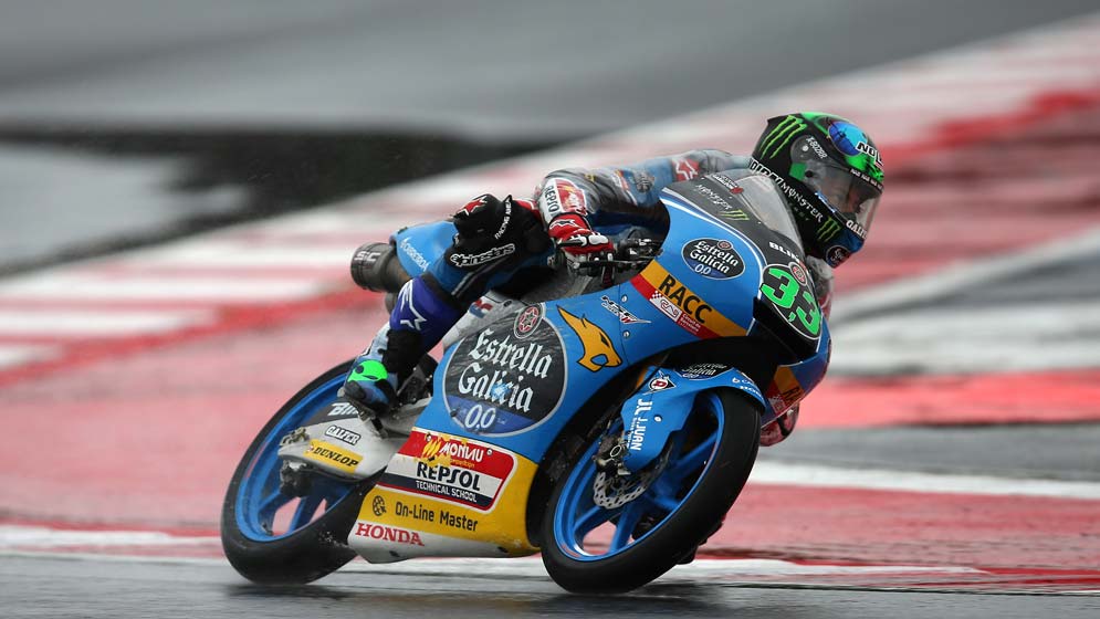 Enea Bastianini rodando en lluvia