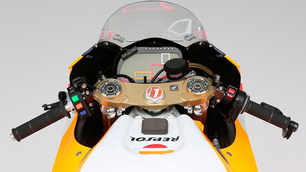 Pantalla y mandos de MotoGP