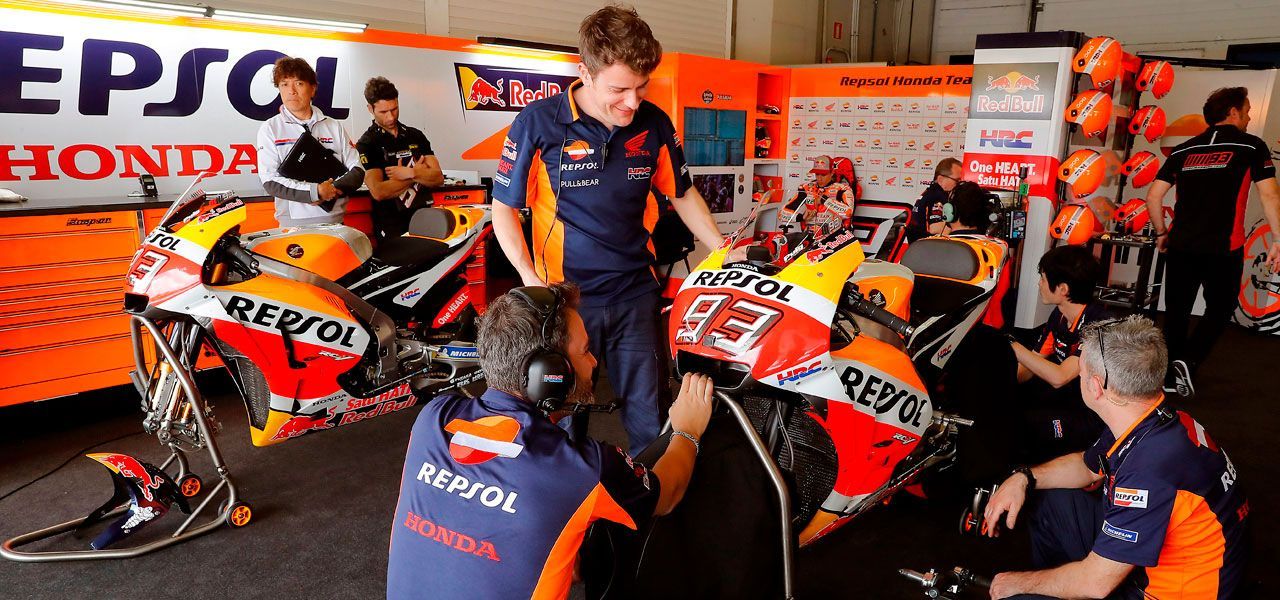 Técnicos en el box Repsol Honda